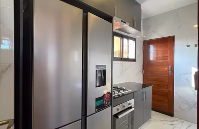 ALUGUEL: T2 Moderno na Polana Cimento A com Vista para a Baía | Segurança Reforçada